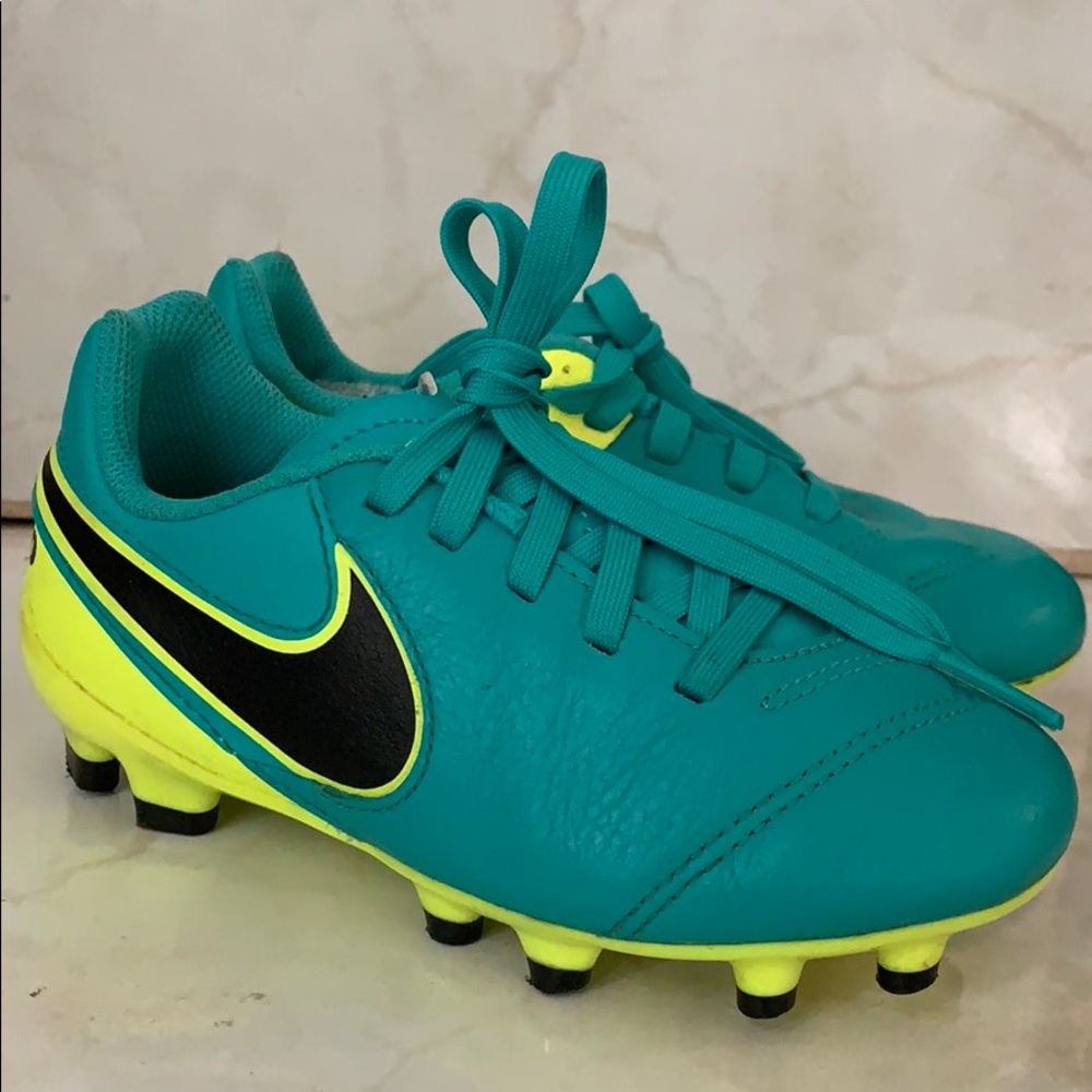 Kids soccer shoe